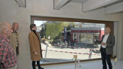 Bild: Hartl
Nur wenige Bürger wagen beim ersten öffentlichen Rundgang einen Blick auf die vieldiskutierte Baustelle des Landratsamts. Der Gedanke des offenen Gebäudes, das viele Blicke freigibt, kommt indes an. Kreisbaumeister Werner Kraus (rechts) und die Berliner Architektin Regina Maria Münstermann stellen Einzelheiten vor.