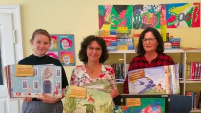 Bild: exb
Eva Rößler, Leseclub-Leiterin Michaela Härtl und Gabriele Riedel, Referentin für Bildung der Stadt Waldershof, freuen sich über das neue Materialpaket der „Stiftung Lesen“.