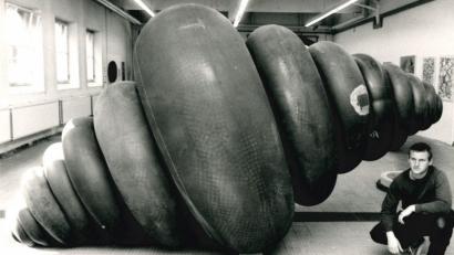 Bild: Reiner Fröhlich
Wilhelm Koch mit einer Schlauchplastiken bei einer Ausstellung im Jahr 1986 in der Alten Feuerwache.