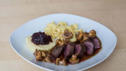 Bild: Lukas Meister
Das Rehrückenfilet soll noch rosa sein.