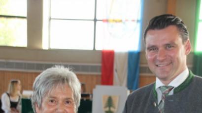 Bild: frd
Zusammen mit einer jungen „Assistentin“ überreichte Landrat Thomas Ebeling die Goldene Ehrennadel des Landkreises an Rosina Krafczyk. Mit der Auszeichnung wird der vorbildliche Einsatz für ihre Mitbürger gewürdigt.