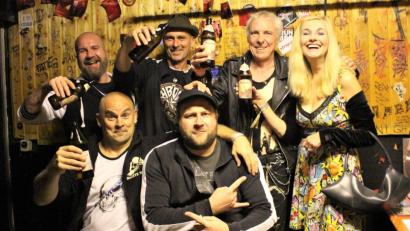 Bild: Dagmar Williamson
Mini, Mich, die Brit-Punk-Legende TV Smith und seine Ehefrau (hinten von links), Dübel und Muße (vorne, von links): Vor dem Konzert ist nach dem Soundcheck; da geht noch ein gemütöiches Flaschenbier.