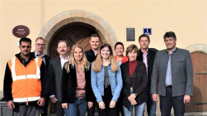 Bild: rgr
Das Personal der Stadt hat sich seit kurzem verändert. Die neuen Beschäftigten Hubert Becker (links), Melanie Richter (ab Vierte von links), Natascha van den Heuvel und Waltraud Kopp sowie Johannes Zinnbauer (hinten Mitte) stellten sich im Rathaus vor.