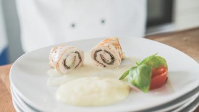 Bild: Lukas Meister
Zart und lecker: Die Hähnchenbrust wird flachgeklopft und erhält eine Füllung aus Käse und Schinken. Den besonderen Pfiff verleihen Senf und Basilikum.