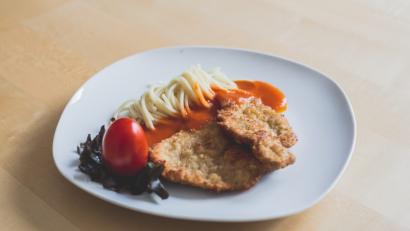 Bild: Bild: Lukas Meister
Das nicht ganz so klassische Kalbsschnitzel wird nach italienischer Art mit Nudeln und Tomatensauce serviert.