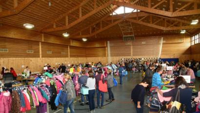 Bild: bey
Ein riesiges Warenangebot erwartete die Besucher des Herbst- und Winterbasars des Kinderhauses St. Pankratius Parkstein.