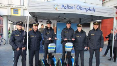 Bild: Ulrike Landgraf
Gerhard Roider (Zweiter von links), der Leiter der Polizeiinspektion Regensburg Süd, und Polizeipräsident Gerold Mahlmeister (Zweiter von rechts) sind sich jetzt schon sicher: Segway macht gute Laune beim Dienst und bei der Bevölkerung.