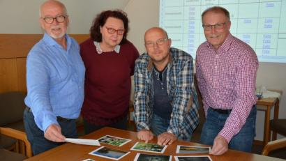 Bild: jr
Die vierköpfige Jury (von links) mit Architekt Joachim Schmitz-Klopf, Maria-Magdalena Stöckert, Stefan Weiß und Bürgermeister Max Bindl. Sie bewerteten die 177 eingesandten Bilder, die die Marktgemeinde in ihrem schönsten Licht zeigen.