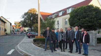 Bild: gz
Am Tillyplatz stellt Marktrat Wolfgang Voit (Dritter von rechts) dem CSU-Landtagskandidaten Stephan Oetzinger (Vierter von rechts) und Bezirkstagskandidatin Andrea Lang (Vierte von links) die Umgestaltung vor.