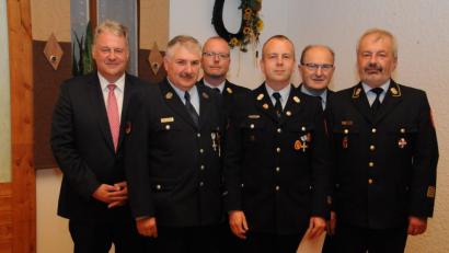 Bild:  Christine Hollederer
Landrat Richard Reisinger mit der Feuerwehr-Führungsriege (von links): die Kreisbrandinspektoren Hans Sperber und Christof Strobl, Kreisbrandmeister Michael Schmidt, Kreisbrandinspektor Hubert Blödt und Kreisbrandrat Fredi Weiß.