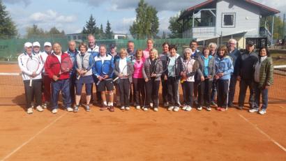 Bild: Schmola, Werner
Zahlreiche Tenniscracks beteiligten sich auch heuer wieder am traditionellen Hüttencup zum Saisanabschluss. Leni Joachimstaler, Ewald Kische und Walter Schnoy (von rechts) haben alles vorbereitet.