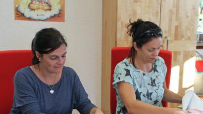 Bild: nm
Diana Bock und Pamela Wünsche (von links) haben jeden Donnerstag alle Hände voll zu tun. Für die Arbeit in der Bücherei gab es ausgesprochen gute Noten. Bild: nm