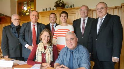 Bild: Gabi Schönberger
Ab November gibt es in Weiden eine Beratungsstelle für ambulante und stationäre Hilfen zur Pflege und Eingliederungshilfe für behinderte Menschen. Carolin Hecht von der Sozialverwaltung (vorne, links) wird sie beraten.