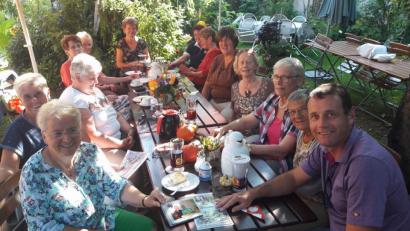 Bild: u
Der Einladung von Waltraud Lorenz und Betti Bergmann (vorne, von links) folgen zehn ehemalige Konsum-Frauen. Zu der Damenrunde gesellt sich Betti Bergmanns Sohn Uwe (vorne rechts), der 2. Bürgermeister von Schnaittenbach ist.