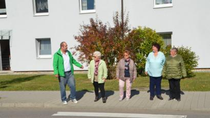 Bild: dob
Trotz des Zebrastreifens in der Waidhauser Straße fühlen sich die Senioren nicht sicher, denn viele Autofahrer bleiben hier nicht stehen und fahren einfach weiter. Fahrlehrer Christian Stöcker (links) geht eigens mit Lotte Hofmann (Zweite von links) und einigen Senioren an diesen neuralgischen Punkt.