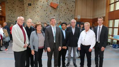 Bild: bsc
Weihbischof Reinhard Pappenberger (hinten links) gratulierte der Pfarrgemeinde und ihren Verantwortlichen von der Kirchenverwaltung (von links) Helmut Schaumberger, Gabi Härtl, Wolfgang Schraml, Pfarrer Joseph, Architekt Peter Schraml, Armin Seidel von der Kirchenverwaltung und den Vorsitzenden des Pfarrgemeinderates, Carsten Klöble, zur gelungenen Renovierung der Pfarrkirche.