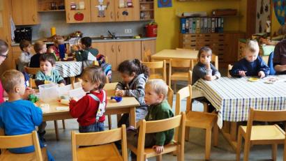 Bild: weu
Die Kinder in der neu eingerichteten Gruppe fühlen sich beim Essen und Basteln sichtlich wohl.