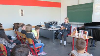 Bild: jzk
Interessiert verfolgen die Siebtklässler die Autorenlesung von Stephanie Greger.