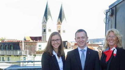 Bild: Weder
Filialleiter Christian Wolf mit den Immobilienexpertinnen Stefanie Fischer (links) und Erika Reinhart.