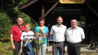Bild: rdh
v.l. Wallfahrtsleiter Bernd Schwamberger, Kreuzlbub Fabian Schuller, Vorbeterin Kreuzweg Anita Schrems, Stv. Wallfahrtsleiter Tobias Schwamberger, ehem. Wallfahrtsleiter Hans Heldwein; nicht im Bild stellvertretender Wallfahrtsleiter Peter Beer