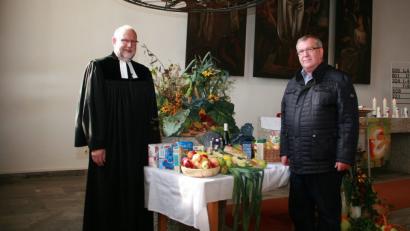 Bild: wro
Der bunte Gabentisch ist für die „Mitterteicher Tafel“ bestimmt, erklärte Pfarrer Martin Schlenk. Im Namen der gemeinnützigen Einrichtung bedankte sich Vorstandsmitglied Werner Robl (rechts) bei allen Spendern.