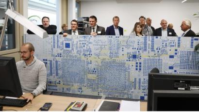 Bild: Gerhard Götz
Geschäftsführer Martin Hartmann (rechts) erklärt den Vertretern des Vereins "Partner für den Landkreis Schwandorf"
 die Entwicklungsarbeit. Die Besucher wurden für die Betriebsführung in drei Gruppen aufgeteilt.