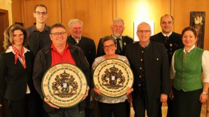 Bild: dl
Die Schützengesellschaft 1912 Neukirchen und der 1. Bogenschützenclub Sulzbach-Rosenbverg erhalten Löwenscheiben für die Ausrichtung der schießsportlichen Wettkämpfe.