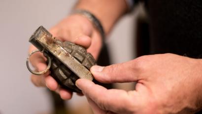 Bild: Susann Prautsch/dpa
Überbleibsel aus dem Zweiten Weltkrieg haben die Polizei in Regenstauf beschäftigt.