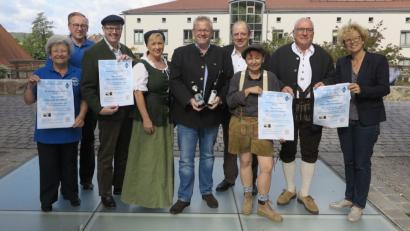 Bild: Hirsch
Monika Schenk, Joachim Baranek, Josef Koch, Karin Mager, OB Andreas Feller, Michael Koch, Sabine Brunner, Werner Grünwald und Susanne Lehnfeld (von links) werben für „Bayerischen Bier- und Weinabend“ des Sängerbundes am 13. Oktober im Sperlstadl.