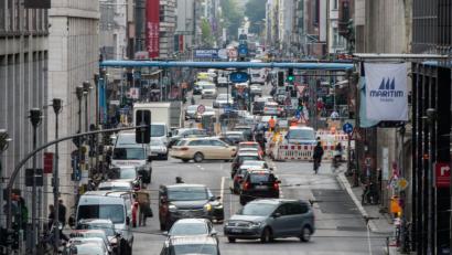Bild: Arne Immanuel Bänsch, dpa
Autos fahren im dichten Verkehr auf der Friedrichstraße in Berlin. Ab 2019 gelten in der Hauptstadt an elf Abschnitten Fahrverbote.
