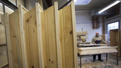 Bild: Jens Büttner/dpa
Die Teilnehmer eines VHS-Kurses können ihren eigenen Holzsarg zimmern.