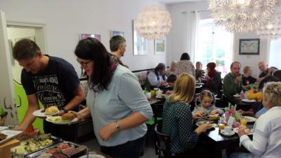 Bild: stg
Faire und regionale Produkte lassen sich die Gäste beim „Fairen Frühstück“ im Kemnather Familienzentrum schmecken.