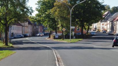 Bild: br
Die Entwurfsplanung des Staatlichen Bauamtes Amberg-Sulzbach sieht im Zuge des Ausbaus der Kreisstraße NEW 14, die Ortsdurchfahrt von Neustadt am Kulm im Bereich des Marktplatzes (unser Bild) eine neue Trassenführung mit einer stärkeren Links-/Rechtsbiegung vor.