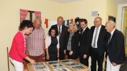 Bild: pi
Bezirkstagspräsident Franz Löffler (Vierter von links) ist ebenso begeistert über die Arbeit im Pflegeheim Pleystein GmbH wie Andrea Lang, Dr. Stephan Oetzinger und Lothar Höher (weiter nach rechts).