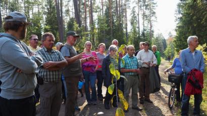 Bild: Bühner
Förster a.D. Ulrich Keltsch (Dritter von links) führt durch den Wald, der für West IV weichen soll.