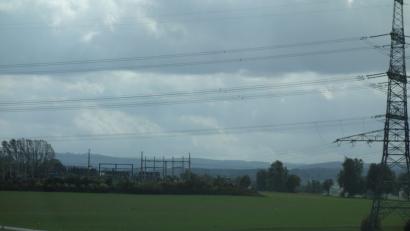 Bild: fjo
Im Umspannwerk unterhalb der 380-kv-Stromleitung bei Altenstadt wird für eine stabile Stromversorgung der Großgemeinde mit ihrem stolzen Volumen von jährlich 30 Millionen Kilowattstunden die Grundlage geschaffen.