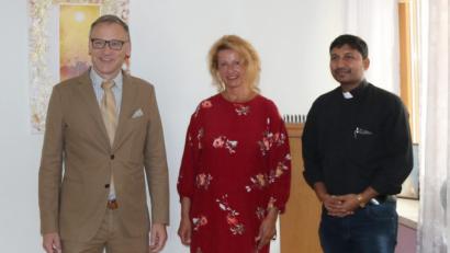 Bild: kdi
Von links Bürgermeister Sommer, Andrea Fürst und Pfarrvikar Pater John Gali.