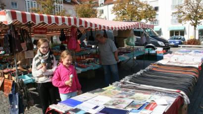 Bild: wro
Den beiden Mädchen gefiel der sonnige Sonntag am Marktplatz. Grund dafür war aber weniger das Marktangebot, sondern das Eis, das die Fuchsmühlerinnen zuvor spendiert bekamen.
