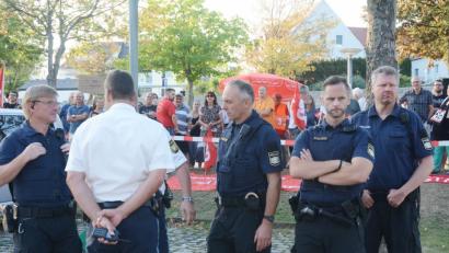 Bild: Gabi Schönberger
Der Wahlkampf und sein Drumherum beschert der Polizei viel Arbeit, wie hier in Neustadt, wo es bei einer AfD-Veranstaltung zu einer Gegendemonstration kam. Trotz der Streitigkeiten am Samstag plant die PI Weiden aber nicht, am nächsten Samstag prophylaktisch am Oberen Markt vertreten zu sein.