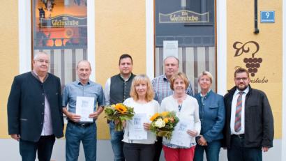 Bild: exb
Seniorchef Berthold Brunner ehrt seine langjährigen Mitarbeiter: August Brunner, Juniorchef Thomas Sladky, Kerstin Staiculescu, Ernst Riedl und Resi Konrad (von links). Auch Obermeister Wolfgang Schmidt und Angelika Brunner (von rechts) und gratulieren den fünf Geehrten.