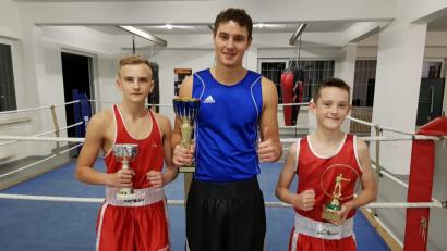 Bild: mzi
Die Amberger Boxer Artur Schönfeld, Vladislav Schefer und Eric Propp (von links) gewannen ihre Kämpfe beim „24. Boxturnier um den Pokal der Stadt Zwickau“.