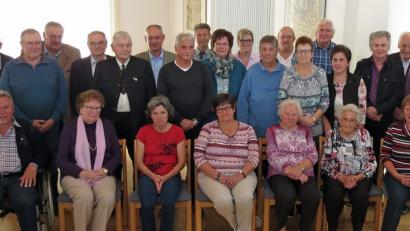 Bild: Dobmeier
Der VdK Rothenstadt, Pirk, Schirmitz und Etzenricht mit Vorsitzendem Karl Stöckl (stehend Dritter von rechts) ehrt langjährige Mitglieder. Wolfgang Hahn (rechts) referiert zu Pflege und Schwerbehinderung.