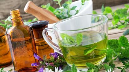 Bild: PhotoSG - stock.adobe.com
Kräuterexpertin Markusine Guthjahr kennt sich aus in der Speisekammer der Natur.