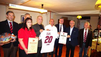 Bild: exb
Gleich vier amtierende und ehemalige Bürgermeister feiern mit dem FCN-Fanclub zur Linde Kleinfalz dessen 20-jähriges Bestehen. Von links 2. Vorsitzender Georg Kraus und Schriftführerin Ingrid Schneider vom FCN-Fanbezirk 2 Ostbayern, Zweiter Bürgermeister Thorsten Grädler aus Vilseck (verdeckt), Ehrenkoordinator Karl Teplitzky, Fanclub-Präsident Thomas Weisenberger, die Bürgermeister Michael Göth aus Sulzbach-Rosenberg und Winfried Franz aus Neukirchen sowie Altbürgermeister Gerd Geismann.