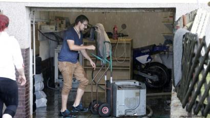 Bild: Hirsch
Zum zweiten Mal innerhalb weniger Wochen müssen Bewohner in Steinberg am See im Juni diesen Jahres ihre überfluteten Keller räumen.