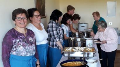 Bild: mez
Die Sprecherin des Pfarrgemeinderates, Marita Doleschal (links), freut sich über viele fleißige Hände beim Erntedank-Brunch im voll besetzten Herz-Jesu-Pfarrheim.