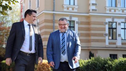 Bild: Gerhard Götz
Die beiden Bezirkstagkandidaten Landrat Thomas Ebeling (links) und der Nabburger Bürgermeister Armin Schärtl unterwegs im Park des Oberpfälzer Künstlerhauses.