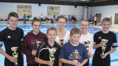 Bild: rbg
Die TSC- Pokalsieger beim Cabriosol-Cup in Pegnitz v. li.: Kilian Züllich, Kathrin Bachmeier, Peter Fuhrmann, Carina Bönisch, Leonhard Fütterer, Viktoria Bogner, Fynn Legat. (Es fehlen Dominika Codlova und Sophie Härtl)
