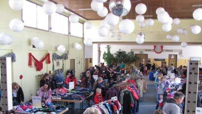 Bild: sei
An den Wühltischen und auf der Bühne bei den Spielsachen sind Schnäppchenjäger zu finden.