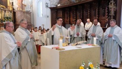 Bild: do
Das Rosenkranzfest gehört zu den alljährlichen „Hochfesten“ der Klosterpfarrei. Zusammen mit den Mitgliedern der Speinsharter Klostergemeinschaft feiert der neue Abt des Prager Prämonstratenser-Klosters Strahov, Daniel Janácek (am Altar), als Hauptzelebrant das Pontifikalamt.